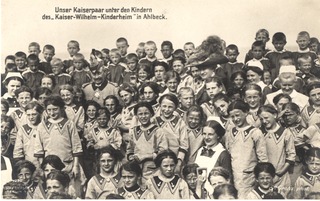 Unser Kaiserpaar unter den Kindern des "Kaiser-Wilhelm-Kinderheim" in Ahlbeck