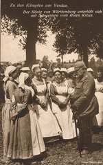 Zu den Kämpfen um Verdun: der König von Württemburg unterhält sich mit Schwestern vom Roten Kreuz