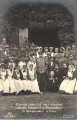 Generalfeldmarschall von Hindenburg mit den Schwestern u. Verwundeten im Reservelazarett in Pinne