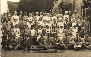 [Group photo of nurses and convalescing soldiers]