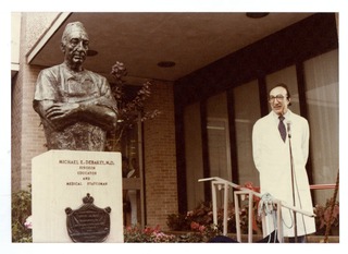 Michael DeBakey by his own statue at the Alkek Tower Dedication